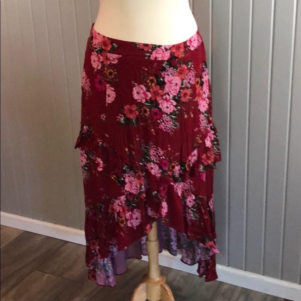 NWT TORRID DK RED FLORAL HI LOW SKIRT SZ 3